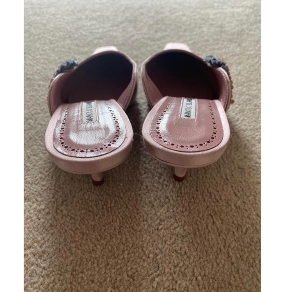 SOLD Manolo Blahnik Saita. Brand new pink, satin, kitten heel, mule. - Picture 8 of 13